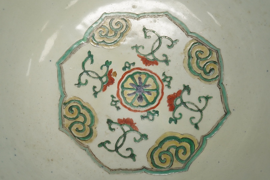 A large Chinese famille verte bowl, Kangxi period (1662-1722)